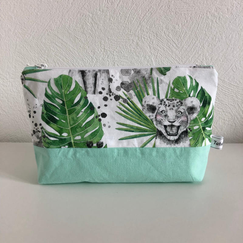 Trousse de toilette bébé motif jungle, deux tissus. Trousse de toilette bébé en tissu jungle avec feuillage et lionceau