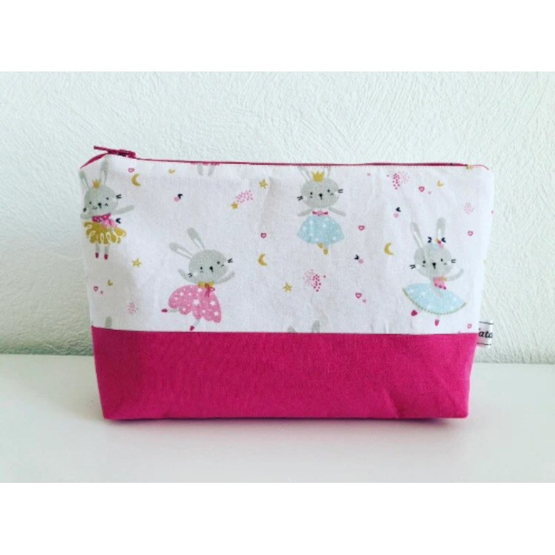 Trousse de toilette bébé motif lapins, base rose. Trousse de toilette bébé en tissu coton à motif lapins
