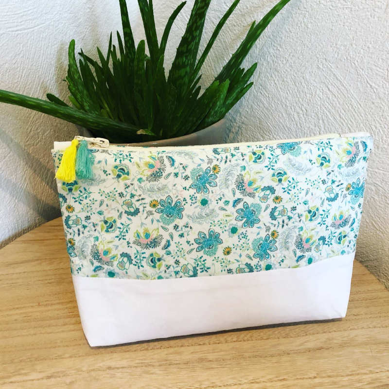 Trousse de toilette bébé en tissu fleuri, confectionnée à la demande. Trousse de toilette bébé en tissu coton à motifs floraux bleu et vert