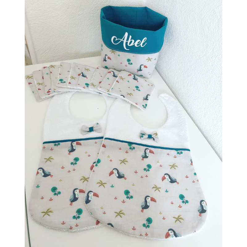 Kit naissance personnalisé – modèle toucans Kit naissance personnalisé avec panier Abel, lingettes lavables et bavoirs assortis