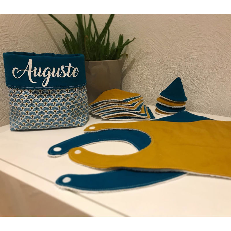 Kit naissance personnalisé – panier Auguste, lingettes et bavoirs assortis Kit naissance personnalisé avec panier au prénom Auguste, lingettes lavables et bavoirs assortis