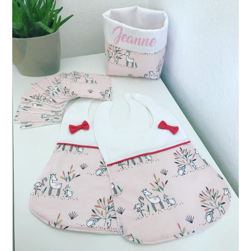 Kit naissance personnalisé rose – panier Jeanne et accessoires assortis Kit naissance personnalisé rose avec panier Jeanne, lingettes lavables et bavoirs assortis