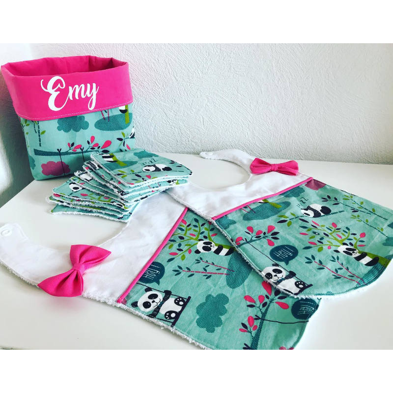 Kit naissance personnalisé avec bavoirs décorés d’un nœud Kit naissance personnalisé avec panier Emy, lingettes lavables et bavoirs avec nœud