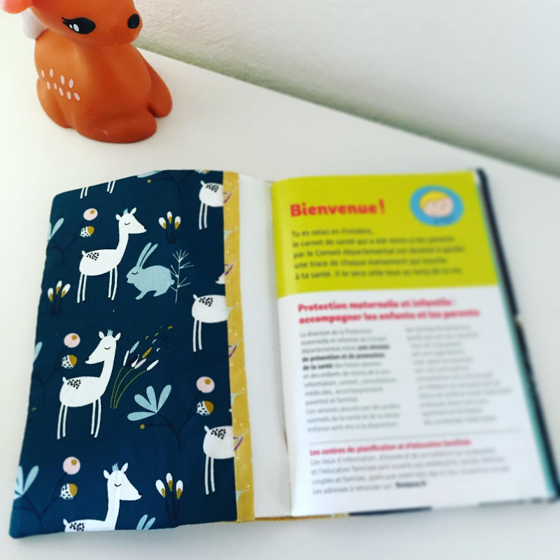 Intérieur du protège carnet de santé, doublé et pensé pour protéger les documents médicaux de votre enfant. Protège carnet de santé personnalisé en coton Oeko-Tex, intérieur doublé