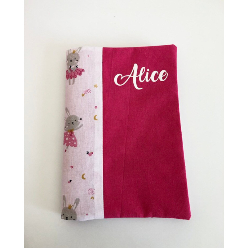 Protège carnet de santé personnalisé Alice, réalisé à la demande. Protège carnet de santé personnalisé Alice en coton Oeko-Tex