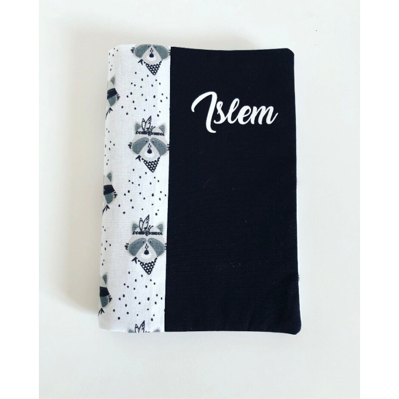 Protège carnet de santé personnalisé Islem, sobre et intemporel. Protège carnet de santé personnalisé Islem en coton