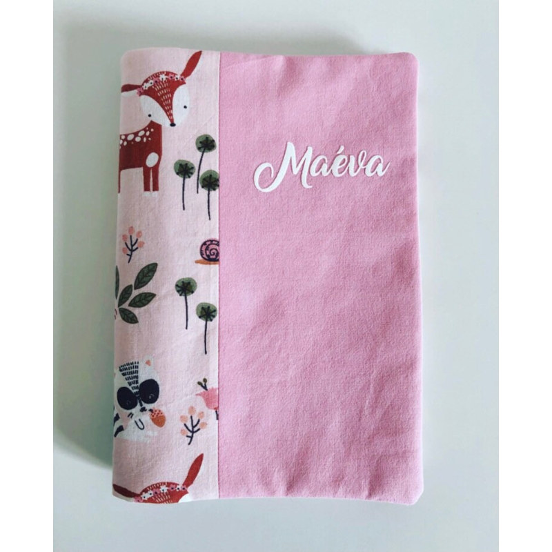 Protège carnet de santé personnalisé Maëva, doux et pratique. Protège carnet de santé personnalisé Maëva en tissu coton