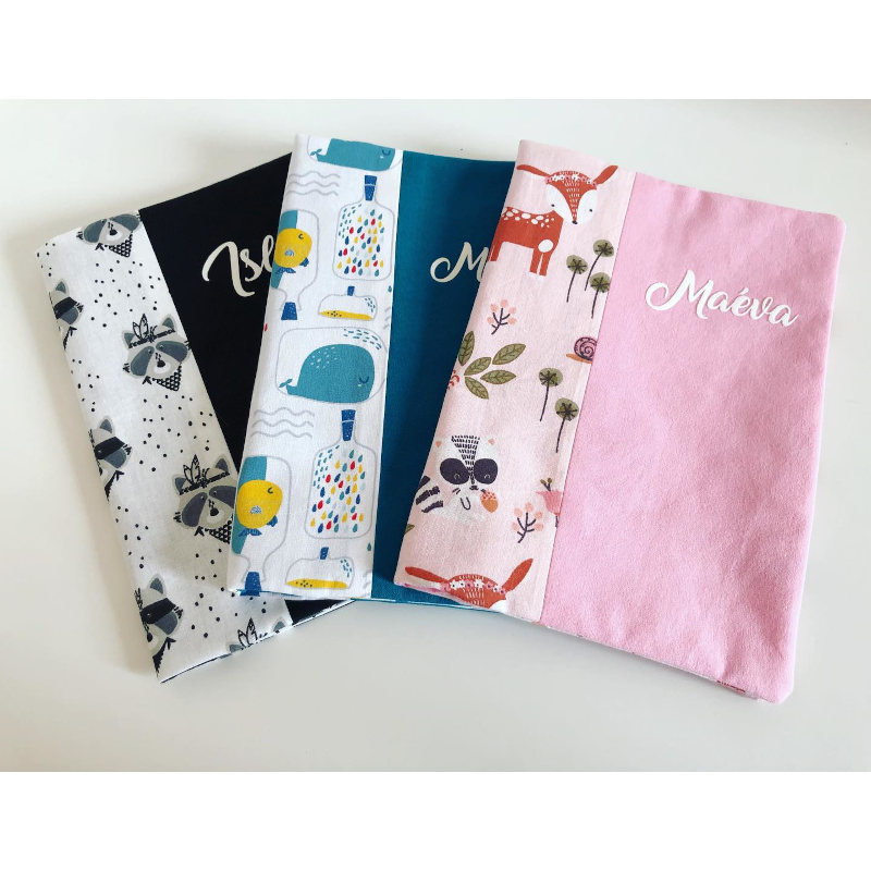 Plusieurs modèles de protèges carnets de santé personnalisés, avec choix des tissus. Protèges carnets de santé personnalisés avec différents tissus en coton