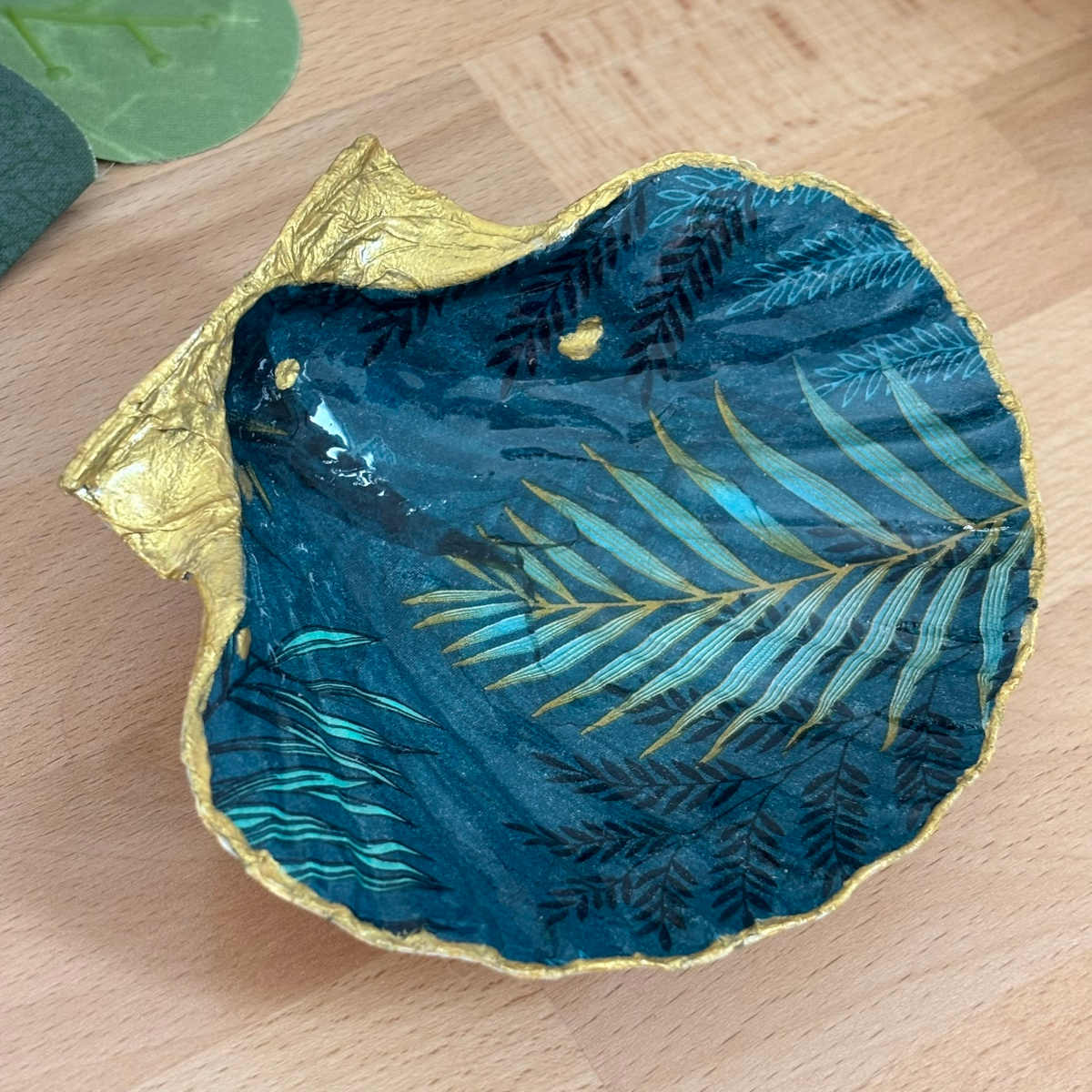 Vue du dessus Repose bijoux original coquillage bleu nuit doré vu du dessus.