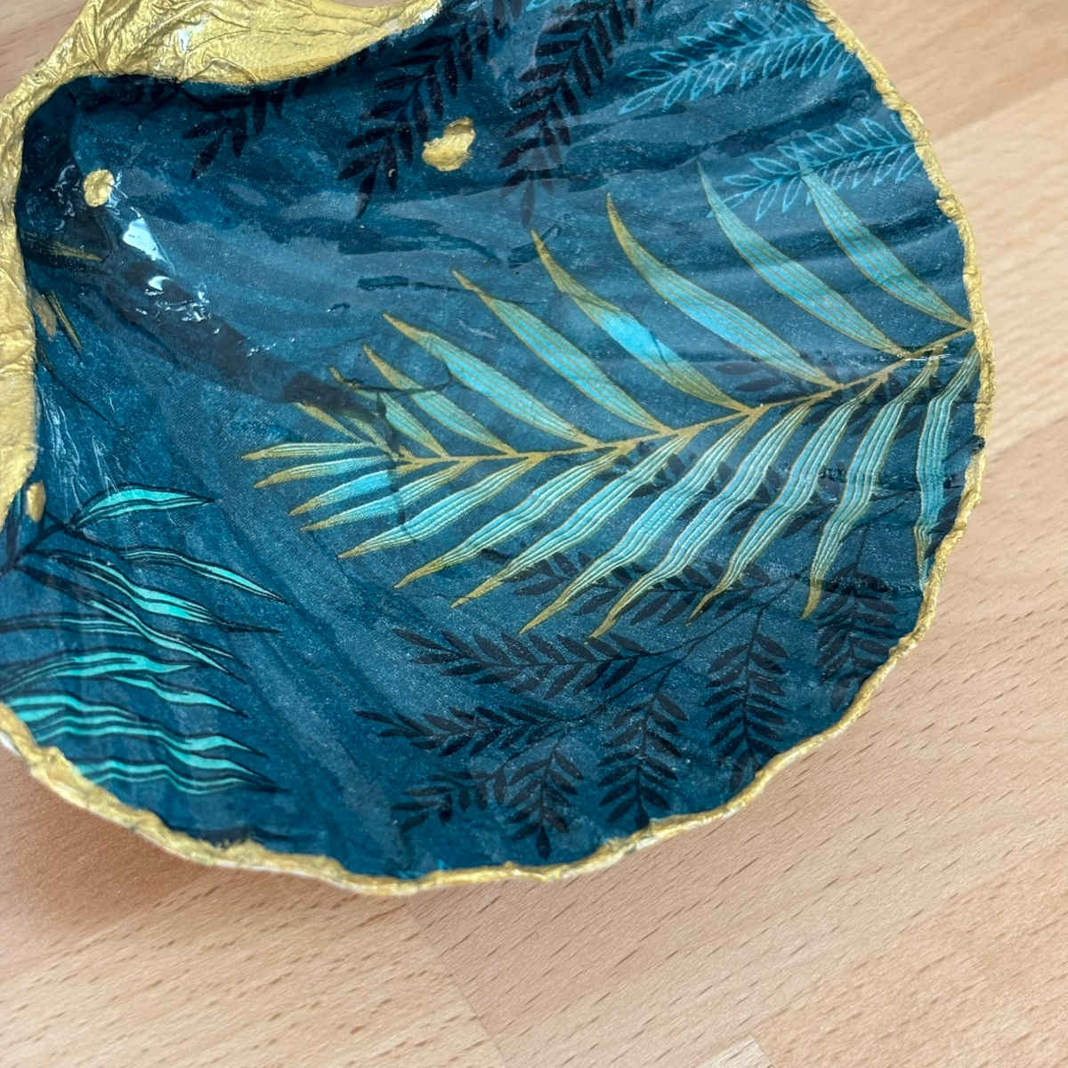 Détail centre Détail du repose bijoux original coquillage bleu nuit doré au centre.