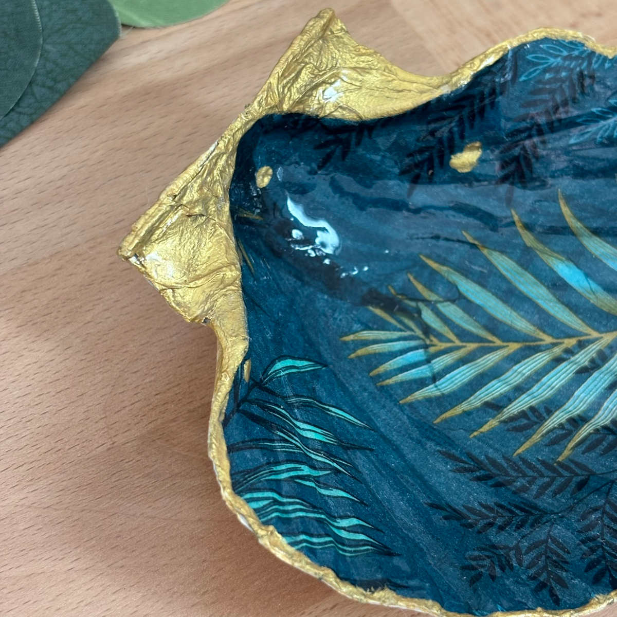 Détail gauche Détail du repose bijoux original coquillage bleu nuit doré côté gauche.