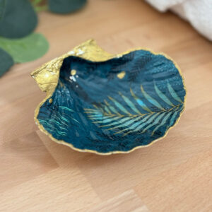 Repose bijoux original coquillage bleu nuit doré vu de face.