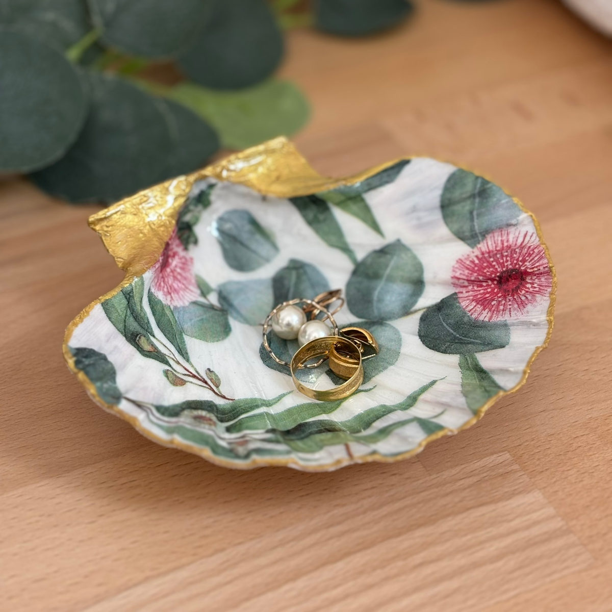 Présentation avec bijoux Repose bijoux original coquillage eucalyptus fleuri avec bagues et boucles d’oreilles.
