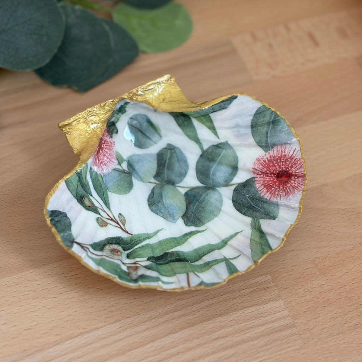 Vue du dessus Repose bijoux original coquillage eucalyptus fleuri vu du dessus.