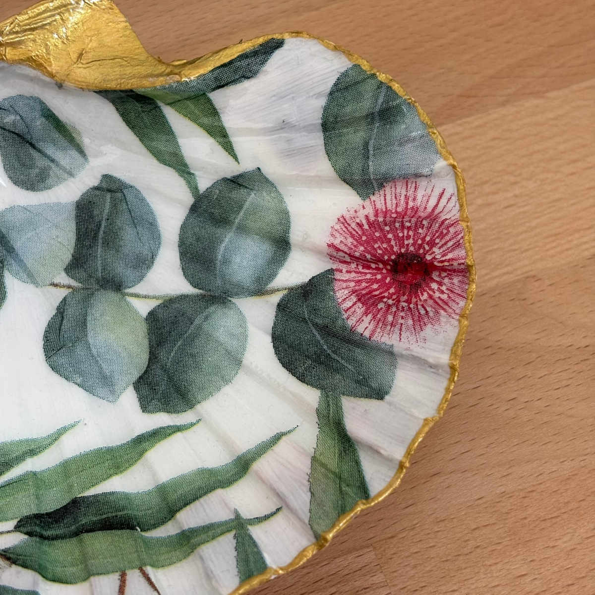 Détail droit Détail du repose bijoux original coquillage eucalyptus fleuri côté droit.