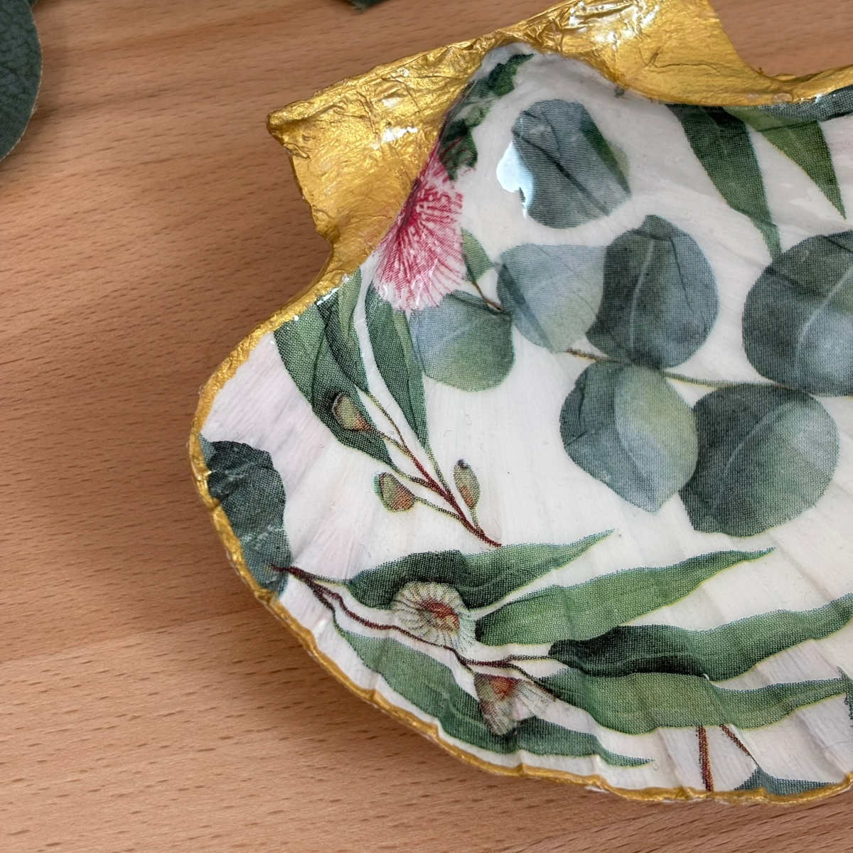 Détail gauche Détail du repose bijoux original coquillage eucalyptus fleuri côté gauche.