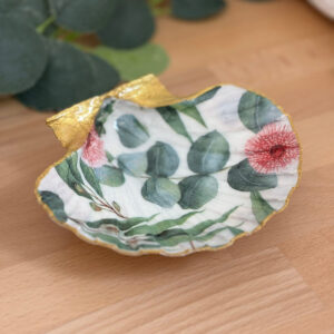 Repose bijoux original coquillage eucalyptus fleuri vu de face.