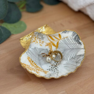Repose bijoux original coquillage feuillage doré avec bagues et boucles d’oreilles.