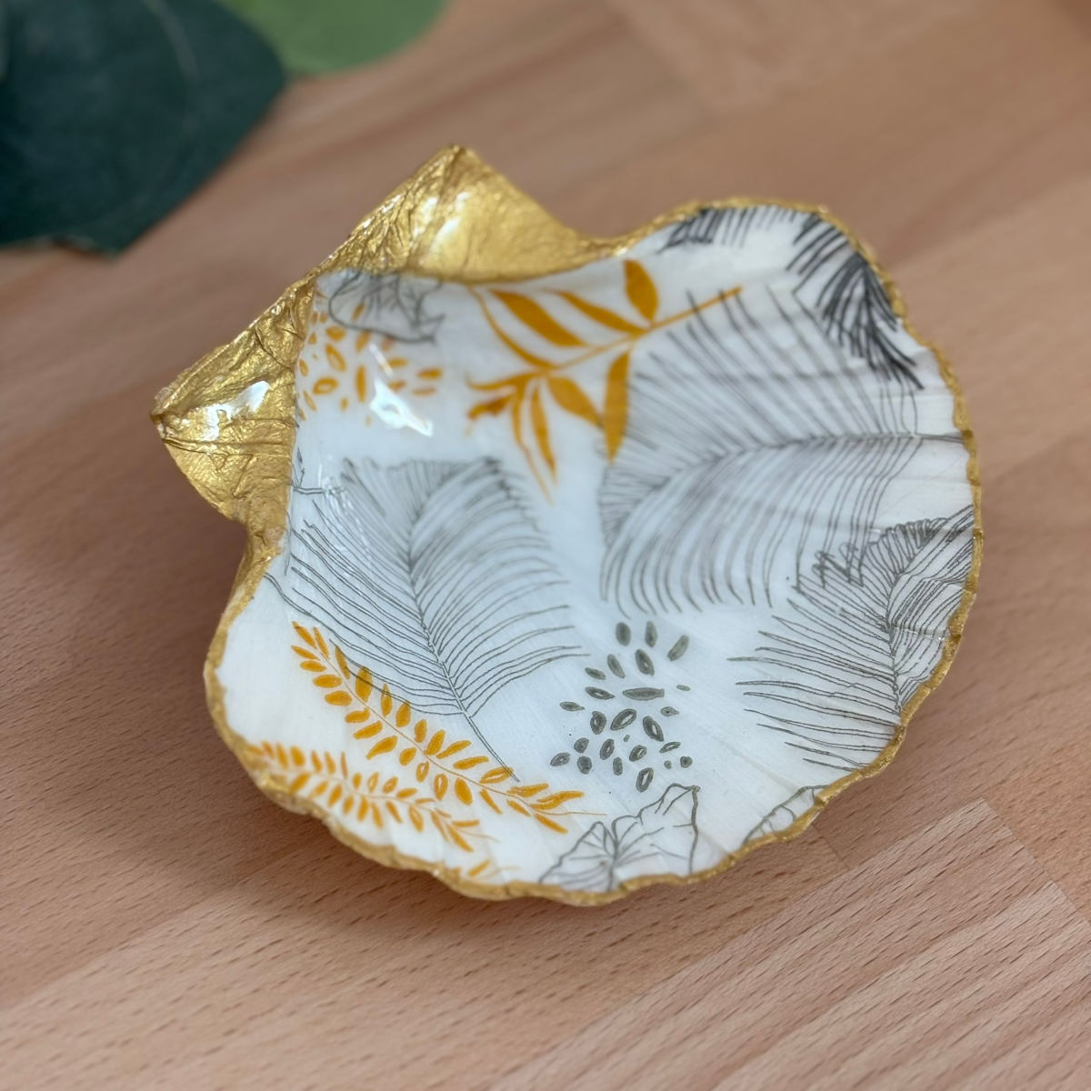 Vue du dessus Repose bijoux original coquillage feuillage doré vu du dessus.