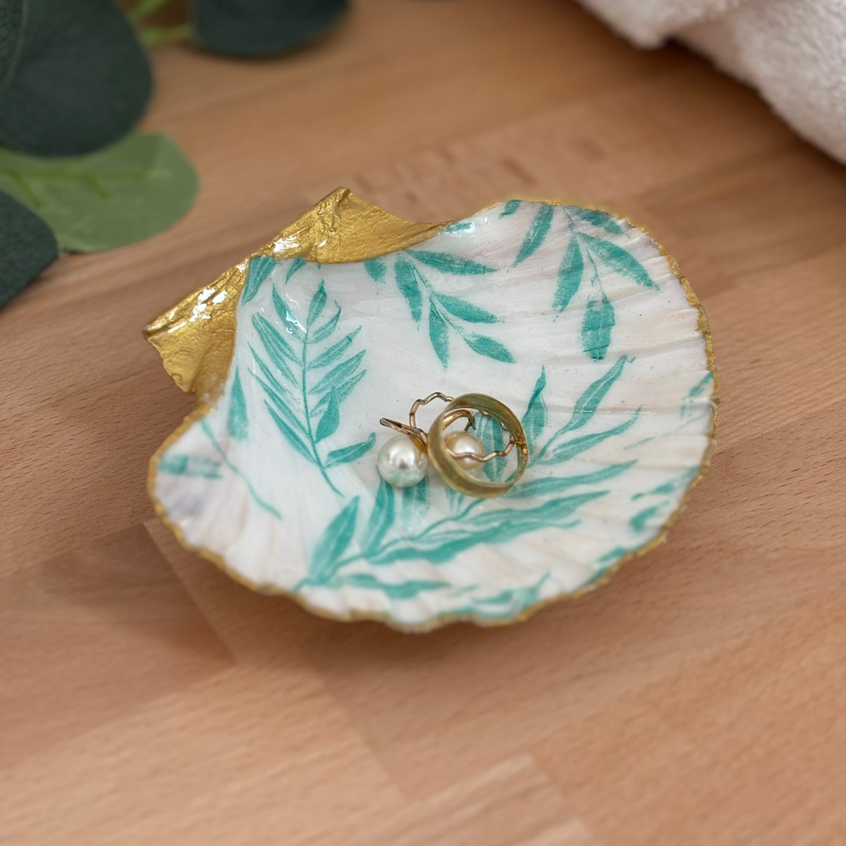 Présentation avec bijoux Repose bijoux original coquillage feuillage vert d’eau avec bagues et boucles d’oreilles.