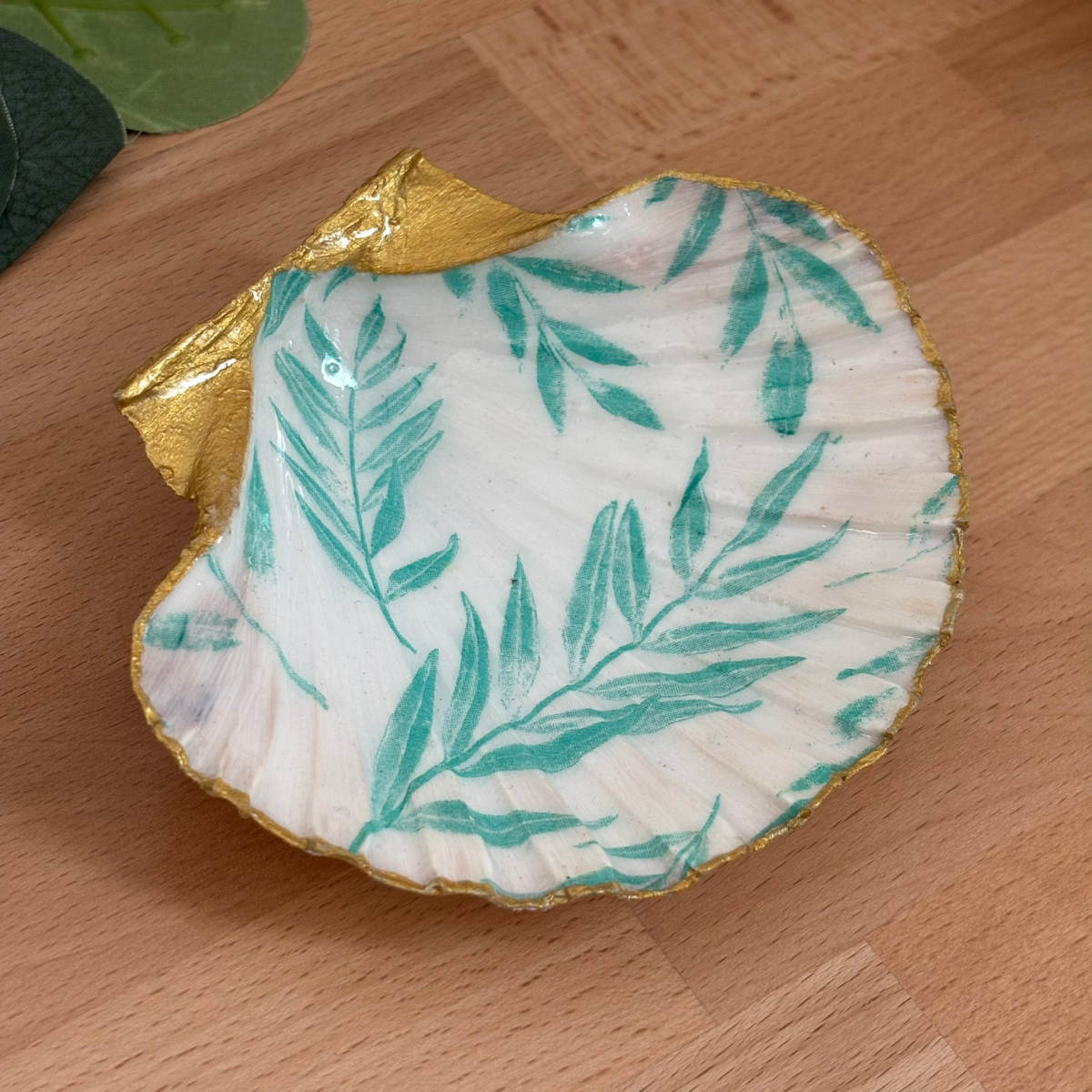 Vue du dessus Repose bijoux original coquillage feuillage vert d’eau vu du dessus.