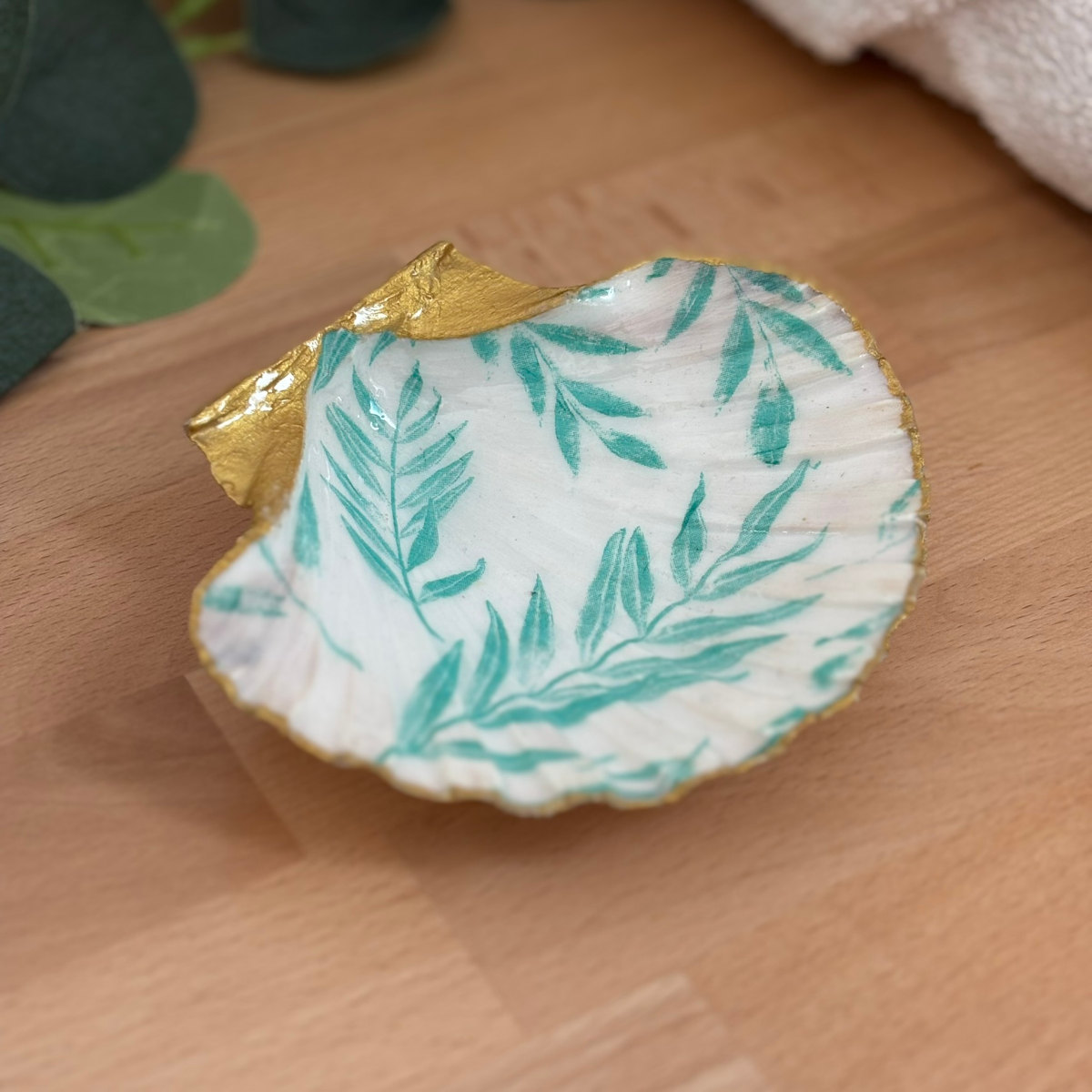 Vue principale Repose bijoux original coquillage feuillage vert d’eau vu de face.