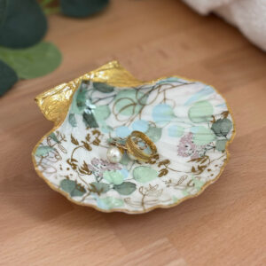 Repose bijoux original coquillage feuillage vert sauge avec bagues et boucle d’oreille.