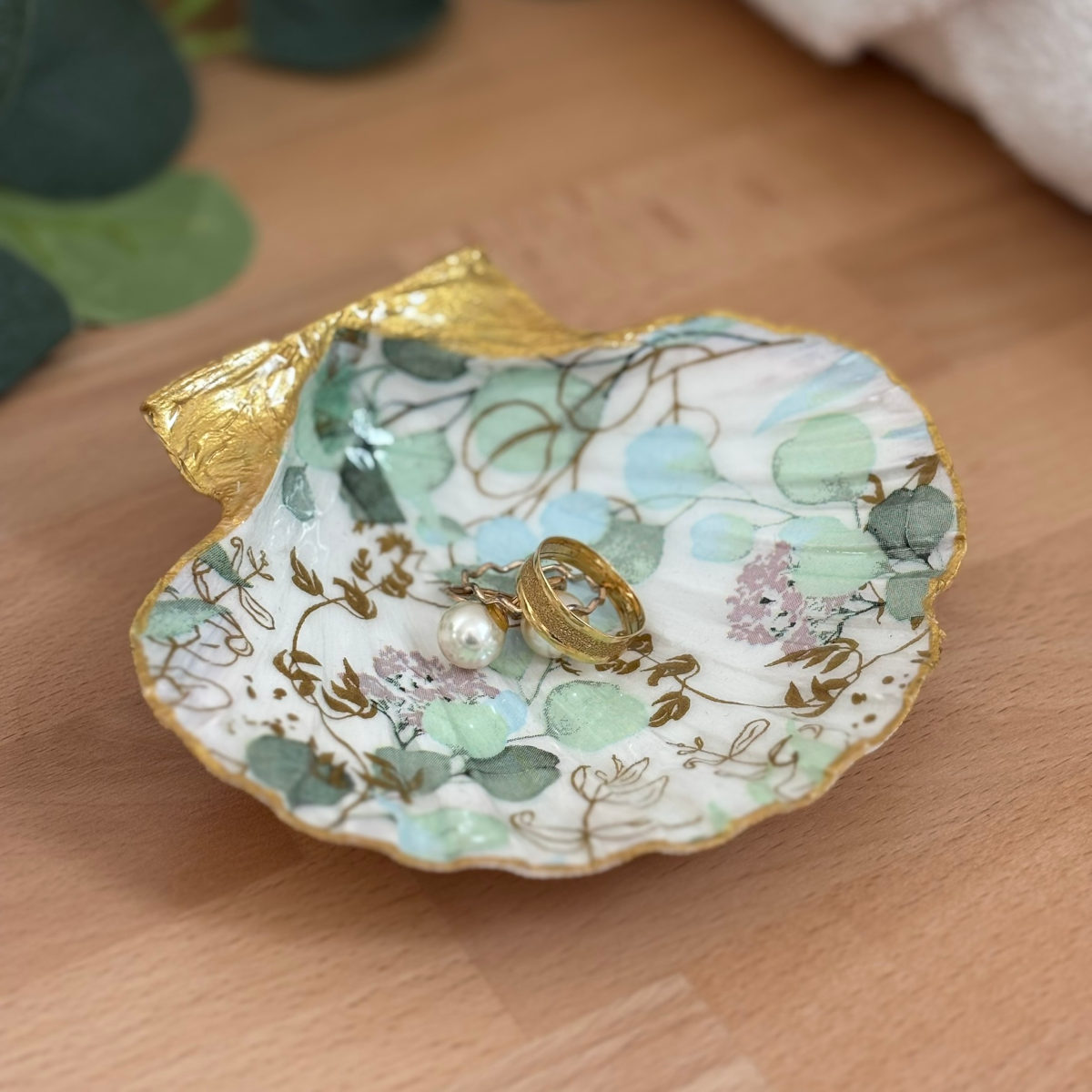Présentation avec bijoux Repose bijoux original coquillage feuillage vert sauge avec bagues et boucle d’oreille.