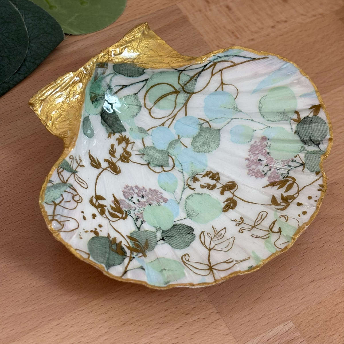 Vue du dessus Repose bijoux original coquillage feuillage vert sauge vu du dessus.