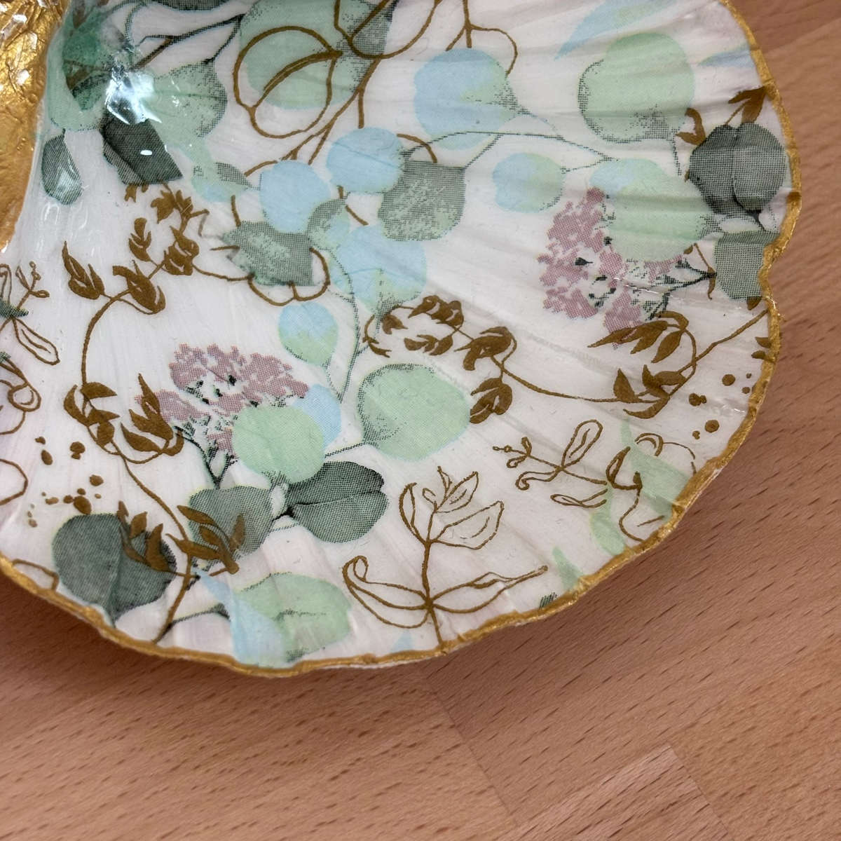 Détail centre Détail du repose bijoux original coquillage feuillage vert sauge partie centrale.