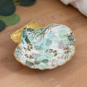 Repose bijoux original coquillage feuillage vert sauge vu de face.