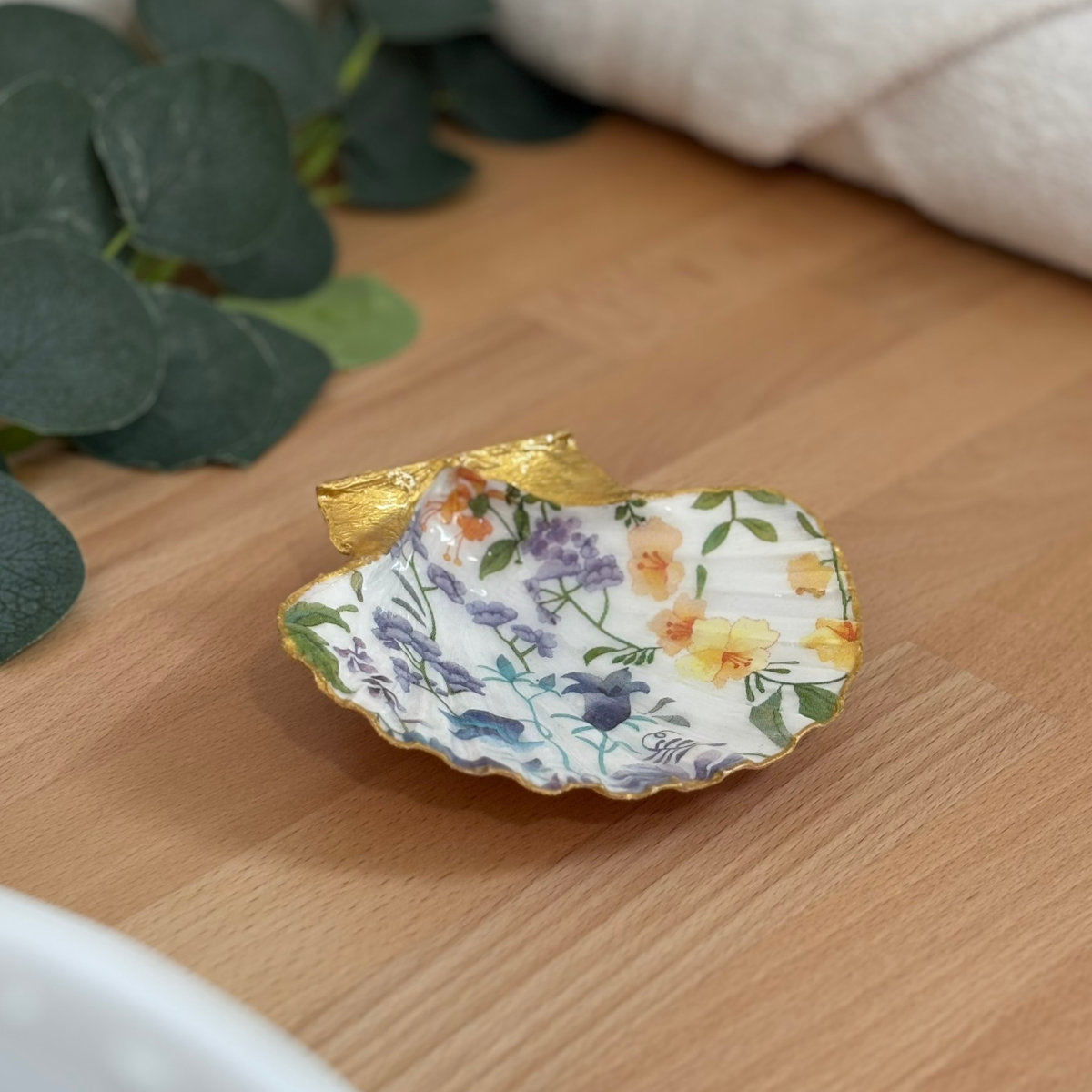 Mise en ambiance Repose bijoux original coquillage fleurs champêtres en décoration sur meuble bois.