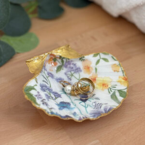 Repose bijoux original coquillage fleurs champêtres avec bagues et boucles d’oreilles.