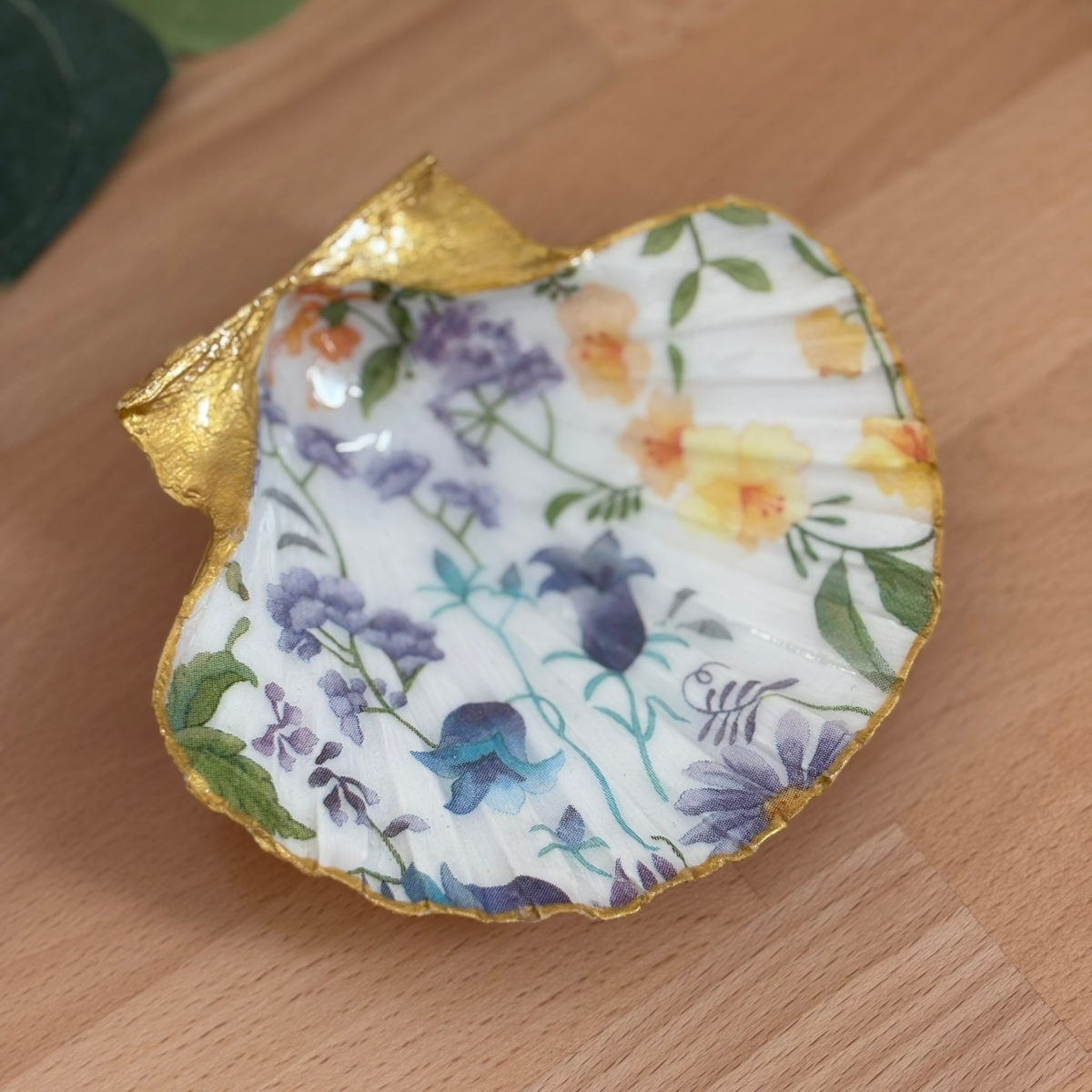 Vue du dessus Repose bijoux original coquillage fleurs champêtres vu du dessus.