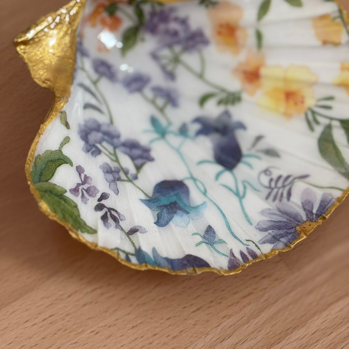 Détail centre Détail du repose bijoux original coquillage fleurs champêtres partie centrale.