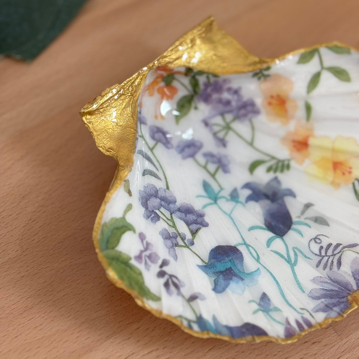 Détail gauche Détail du repose bijoux original coquillage fleurs champêtres côté gauche.