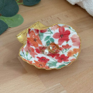 Repose bijoux original coquillage fleurs corail orange avec bagues et boucles d’oreilles.