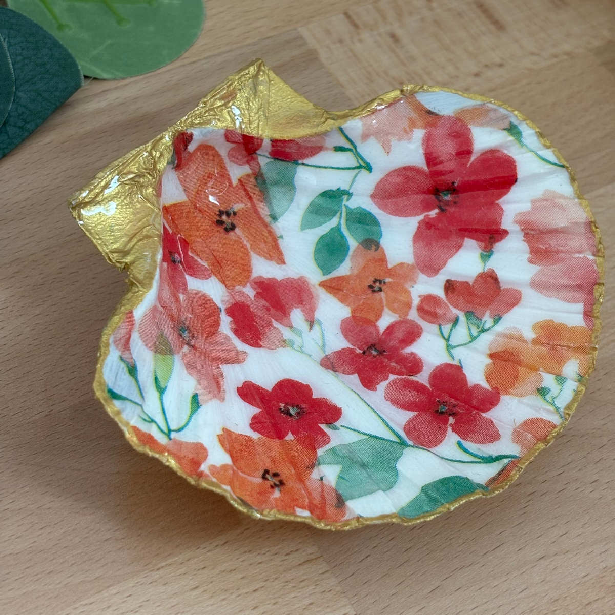 Vue du dessus Repose bijoux original coquillage fleurs corail orange vu du dessus.