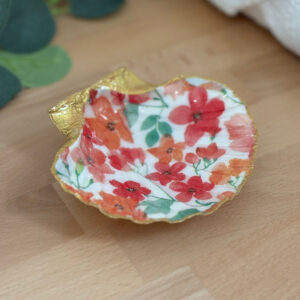 Repose bijoux original coquillage fleurs corail orange vu de face.
