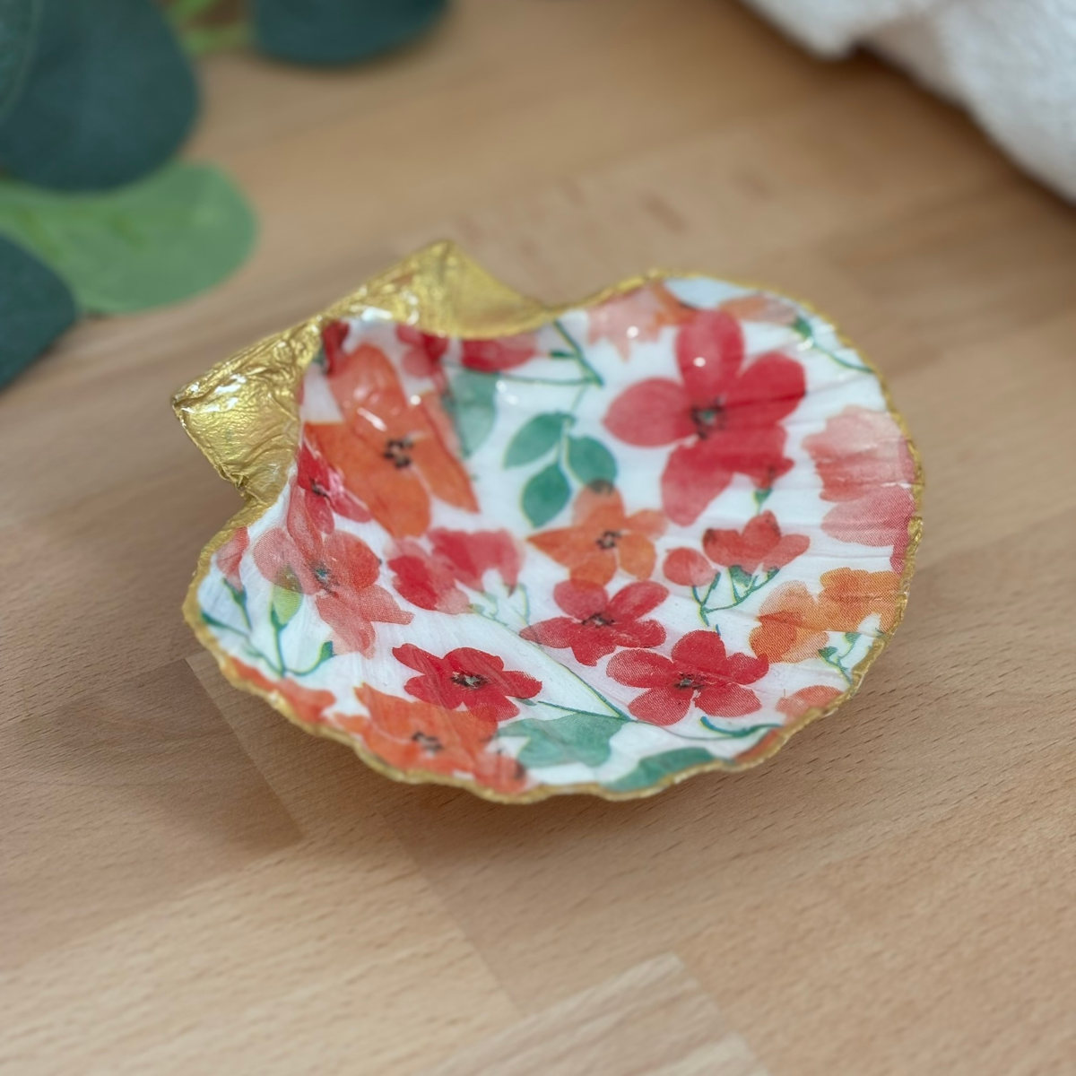 Vue principale Repose bijoux original coquillage fleurs corail orange vu de face.
