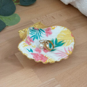 Repose bijoux original coquillage fleurs tropicales avec bagues et boucles d’oreilles.