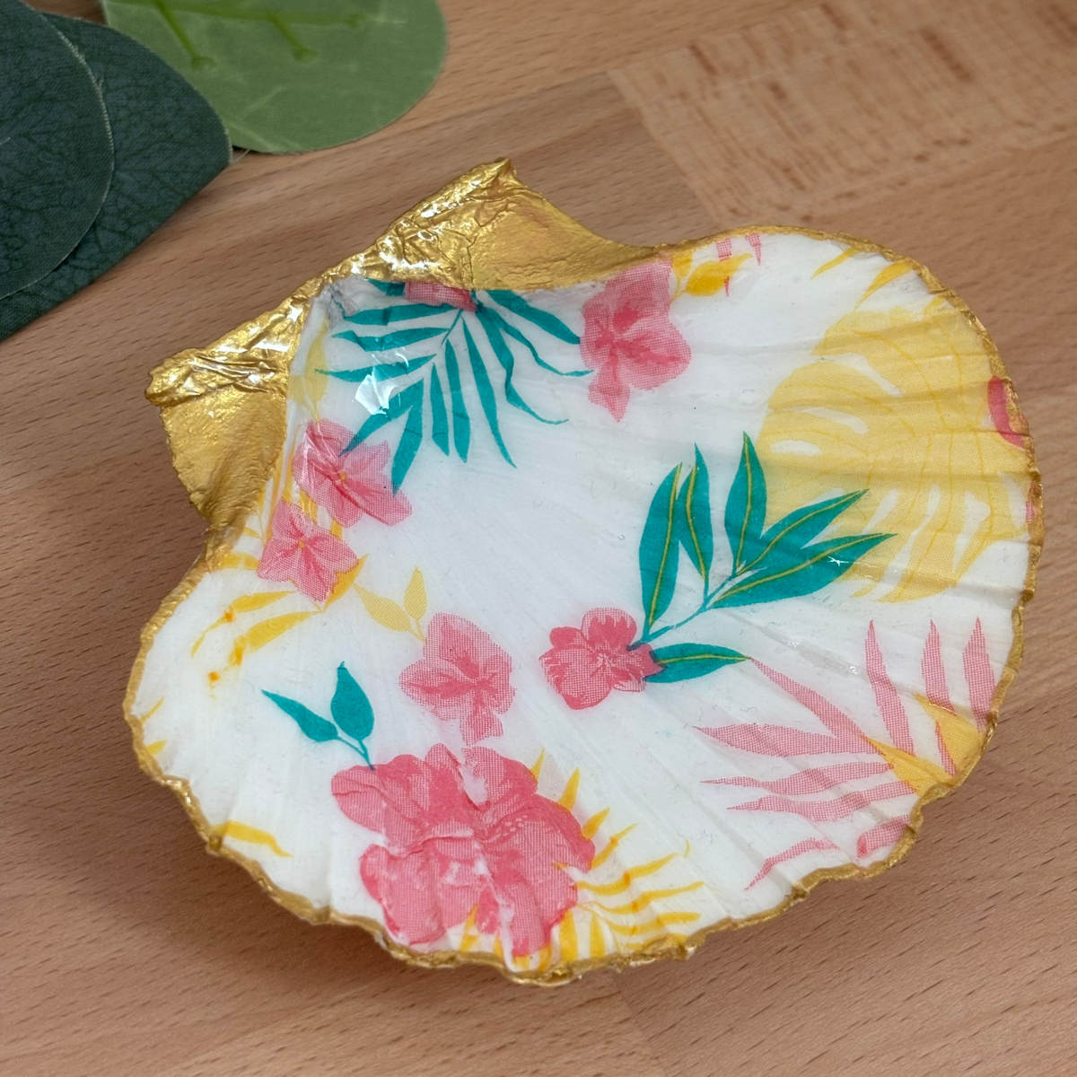 Vue du dessus Repose bijoux original coquillage fleurs tropicales vu du dessus.