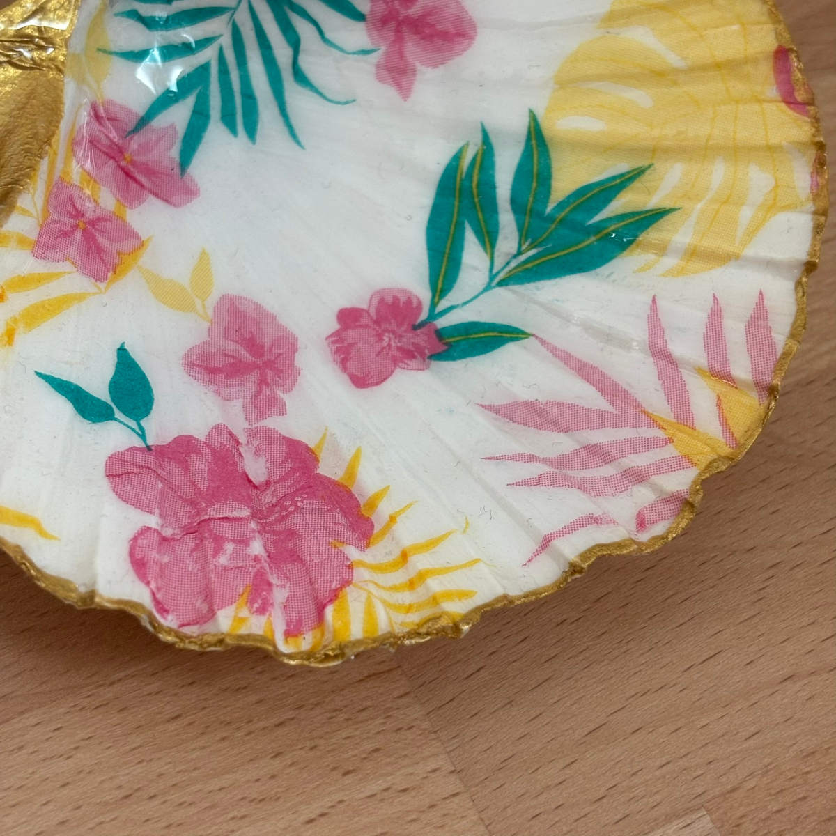 Détail centre Détail du repose bijoux original coquillage fleurs tropicales partie centrale.
