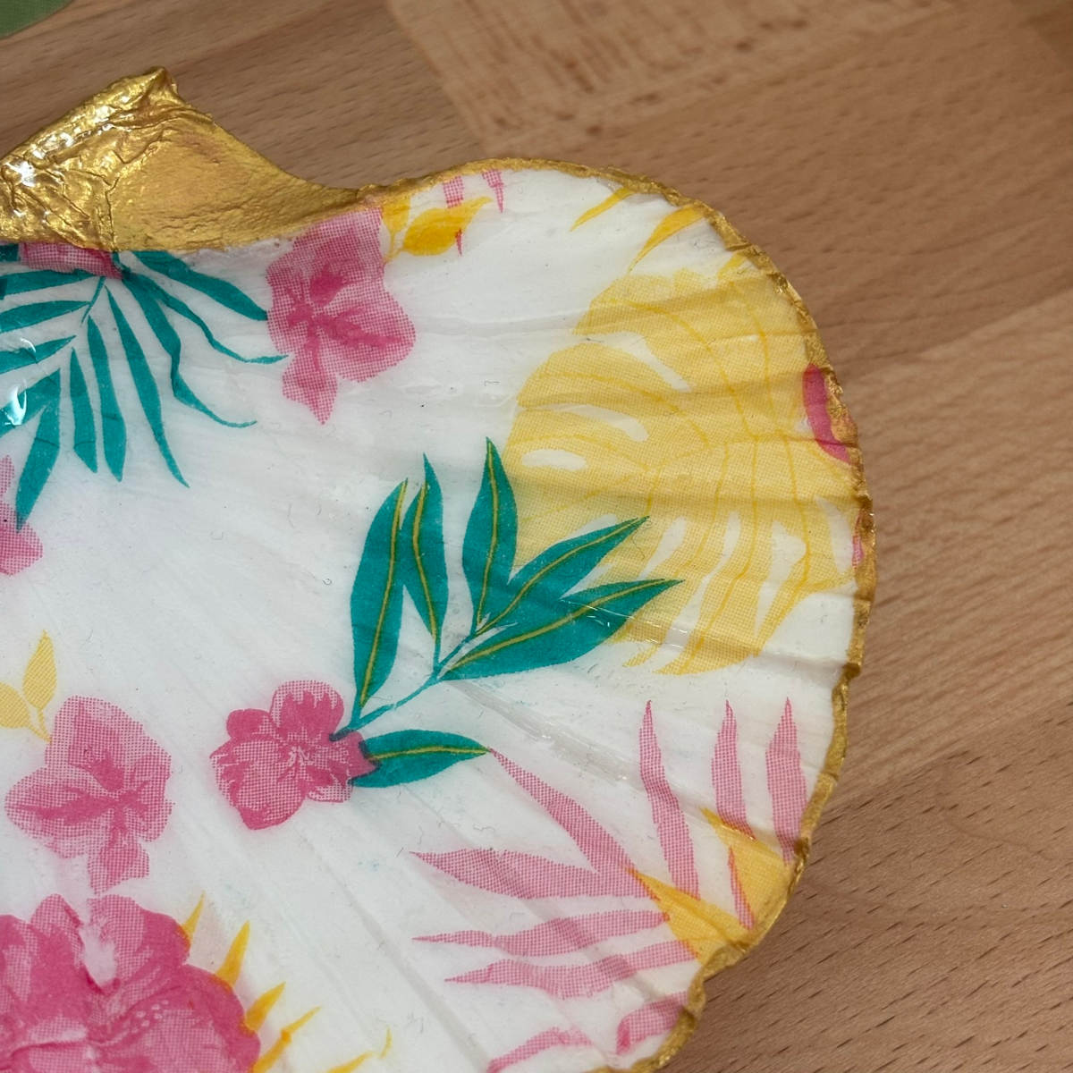 Détail droit Détail du repose bijoux original coquillage fleurs tropicales côté droit.