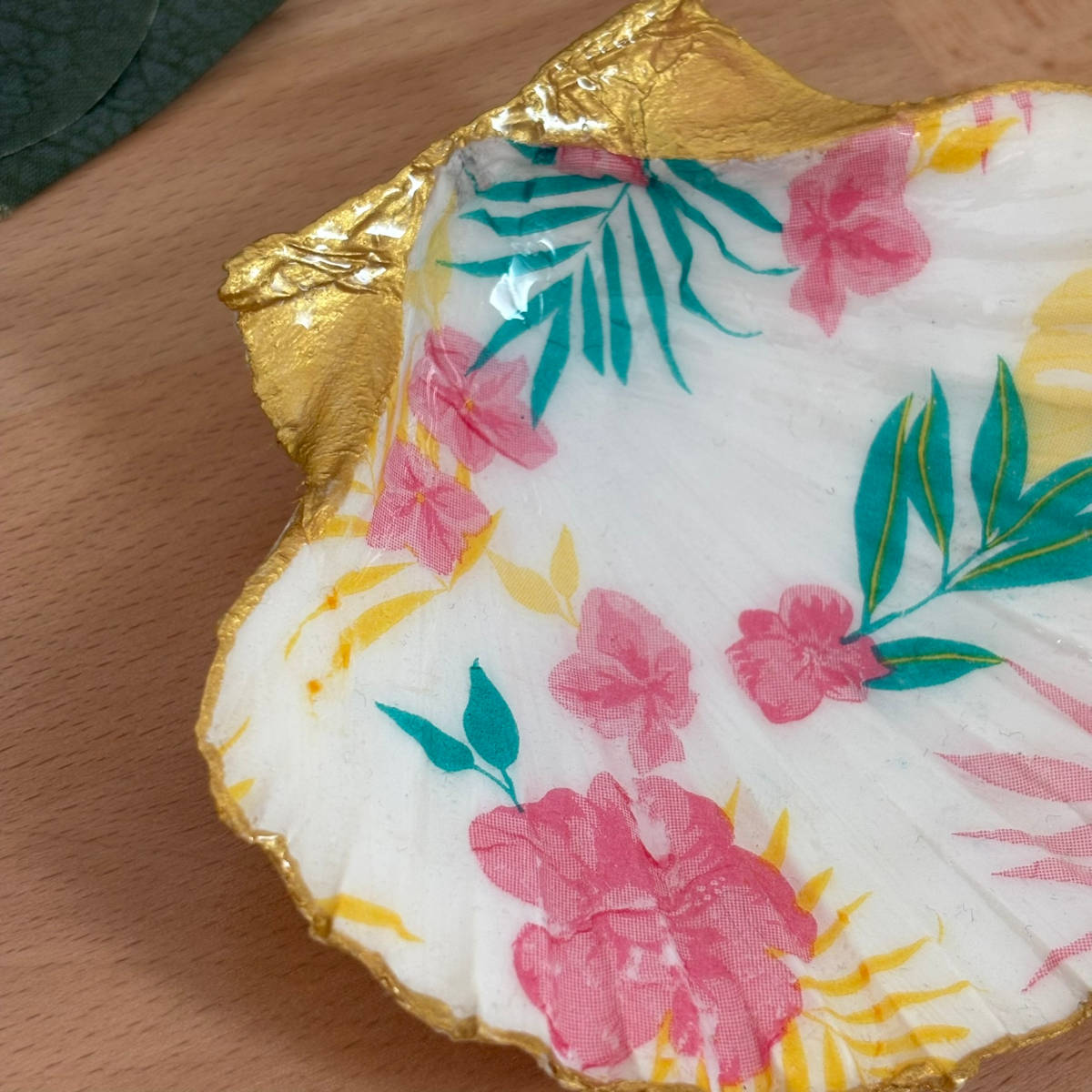 Détail gauche Détail du repose bijoux original coquillage fleurs tropicales côté gauche.