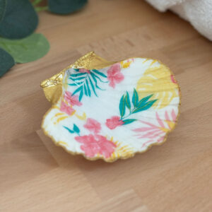 Repose bijoux original coquillage fleurs tropicales vu de face.