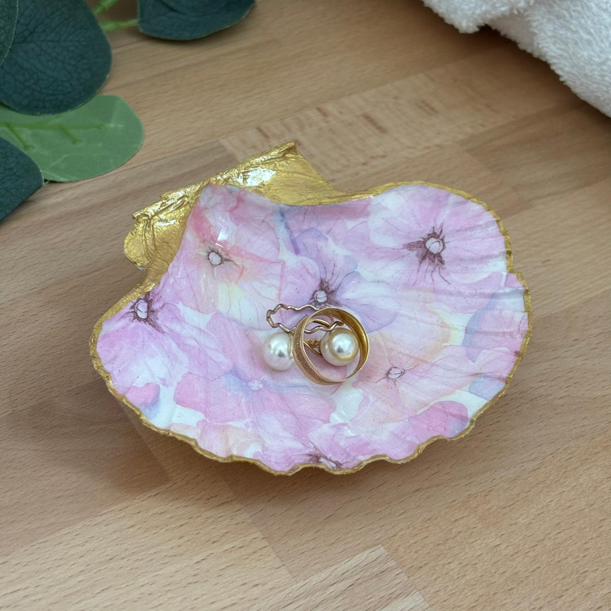 Présentation avec bijoux Repose bijoux original coquillage hortensias roses avec bagues et boucles d’oreilles.