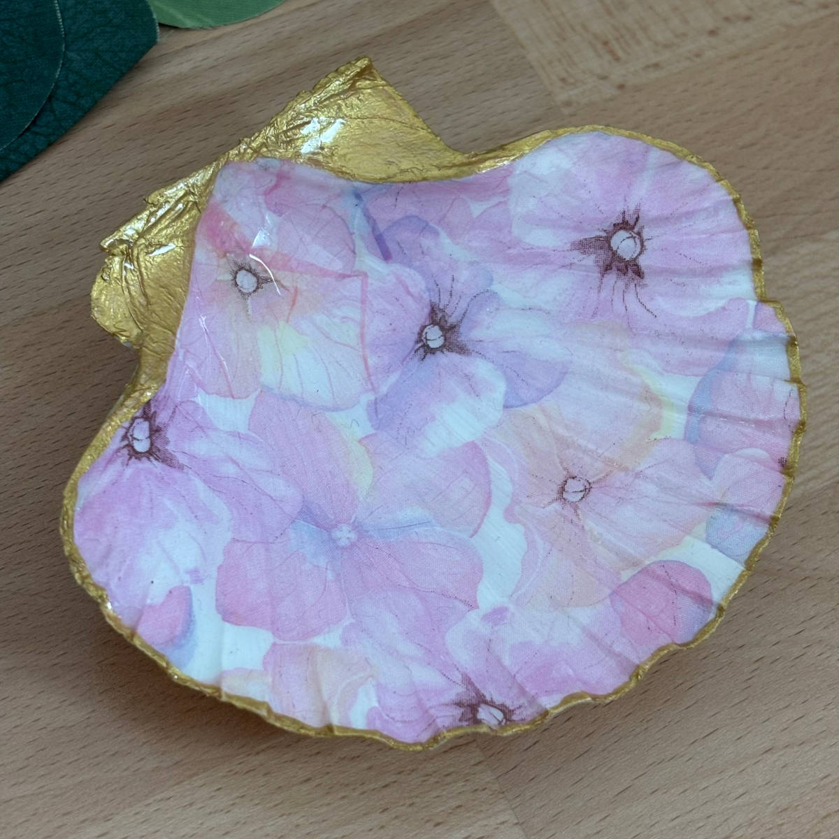 Vue du dessus Repose bijoux original coquillage hortensias roses vu du dessus.