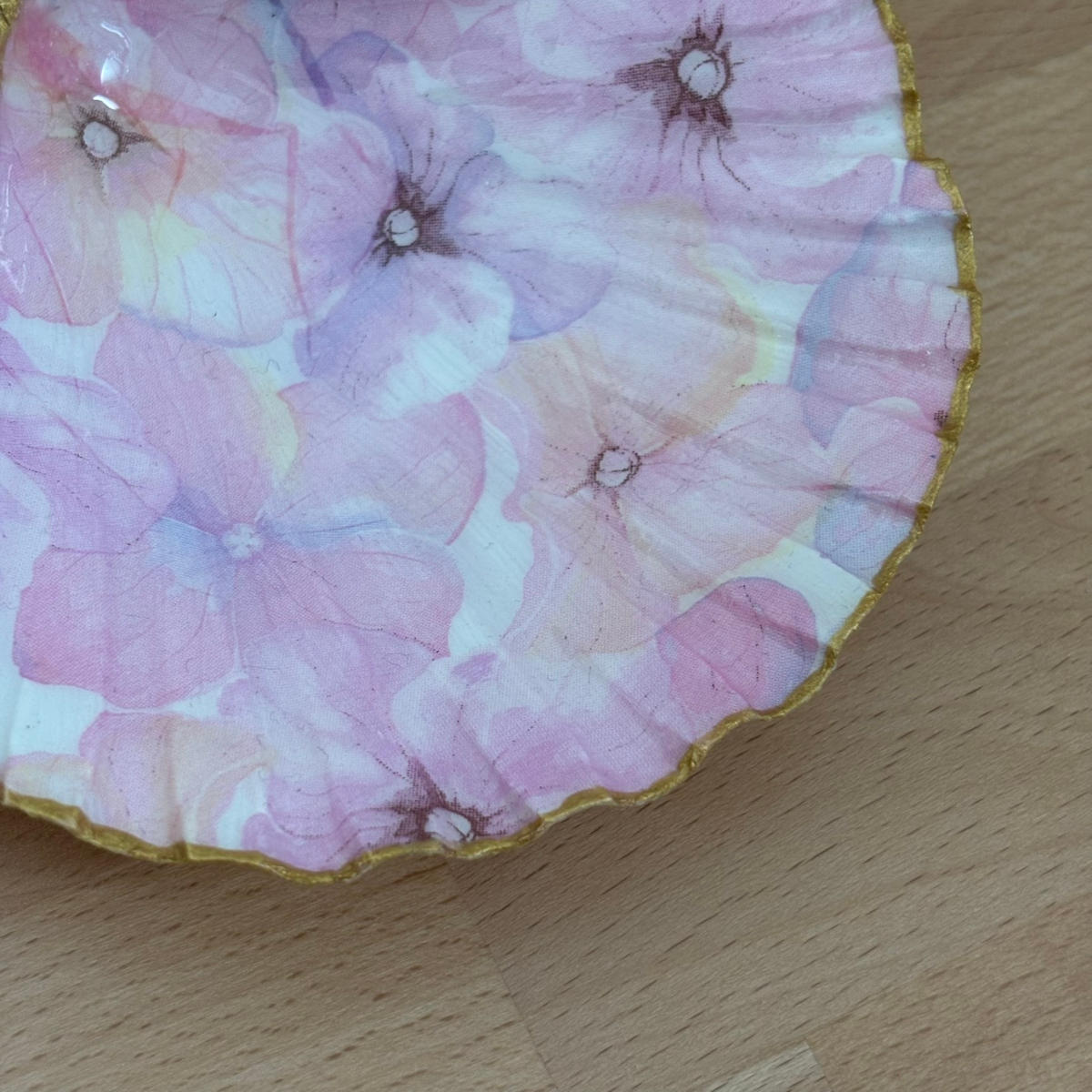 Détail centre Détail du repose bijoux original coquillage hortensias roses partie centrale.