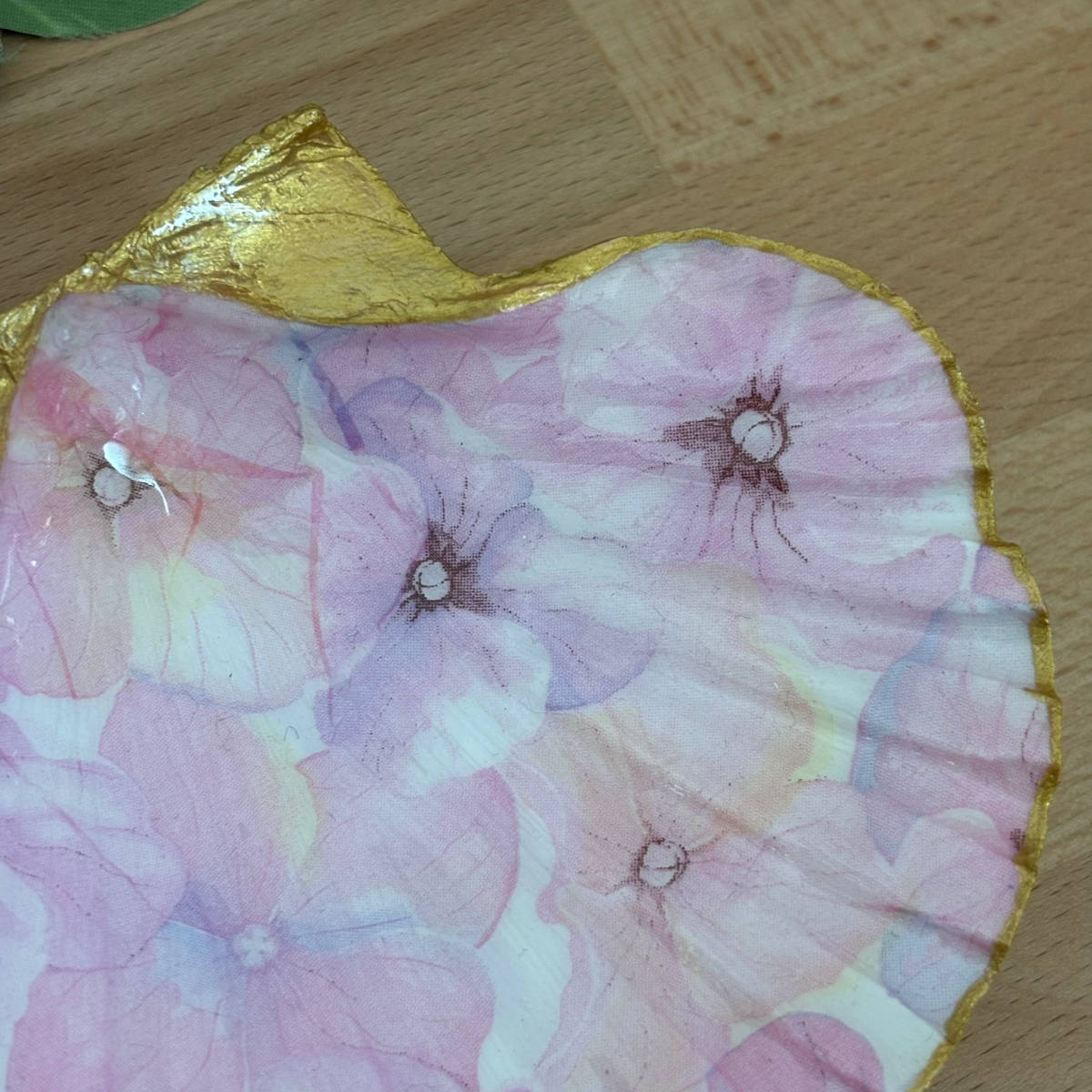Détail droit Détail du repose bijoux original coquillage hortensias roses côté droit.